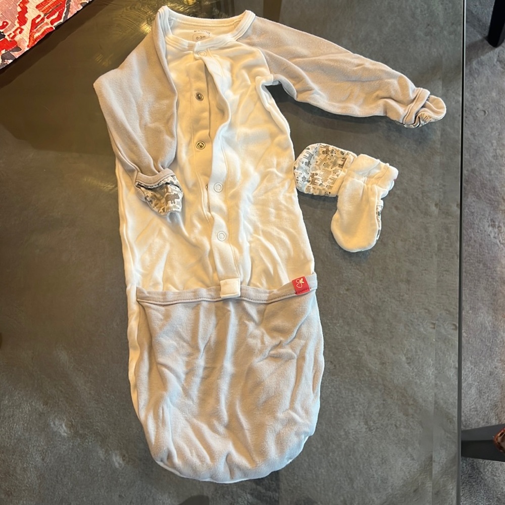 Goumi baby gown and mittens